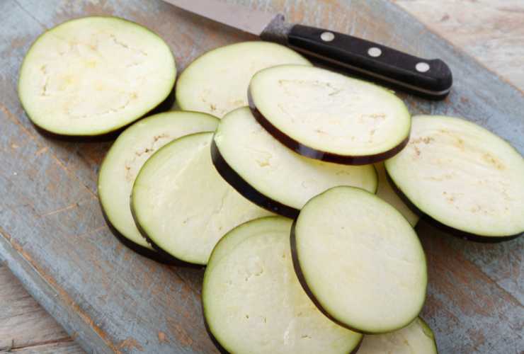 melanzane tagliate a rondelle