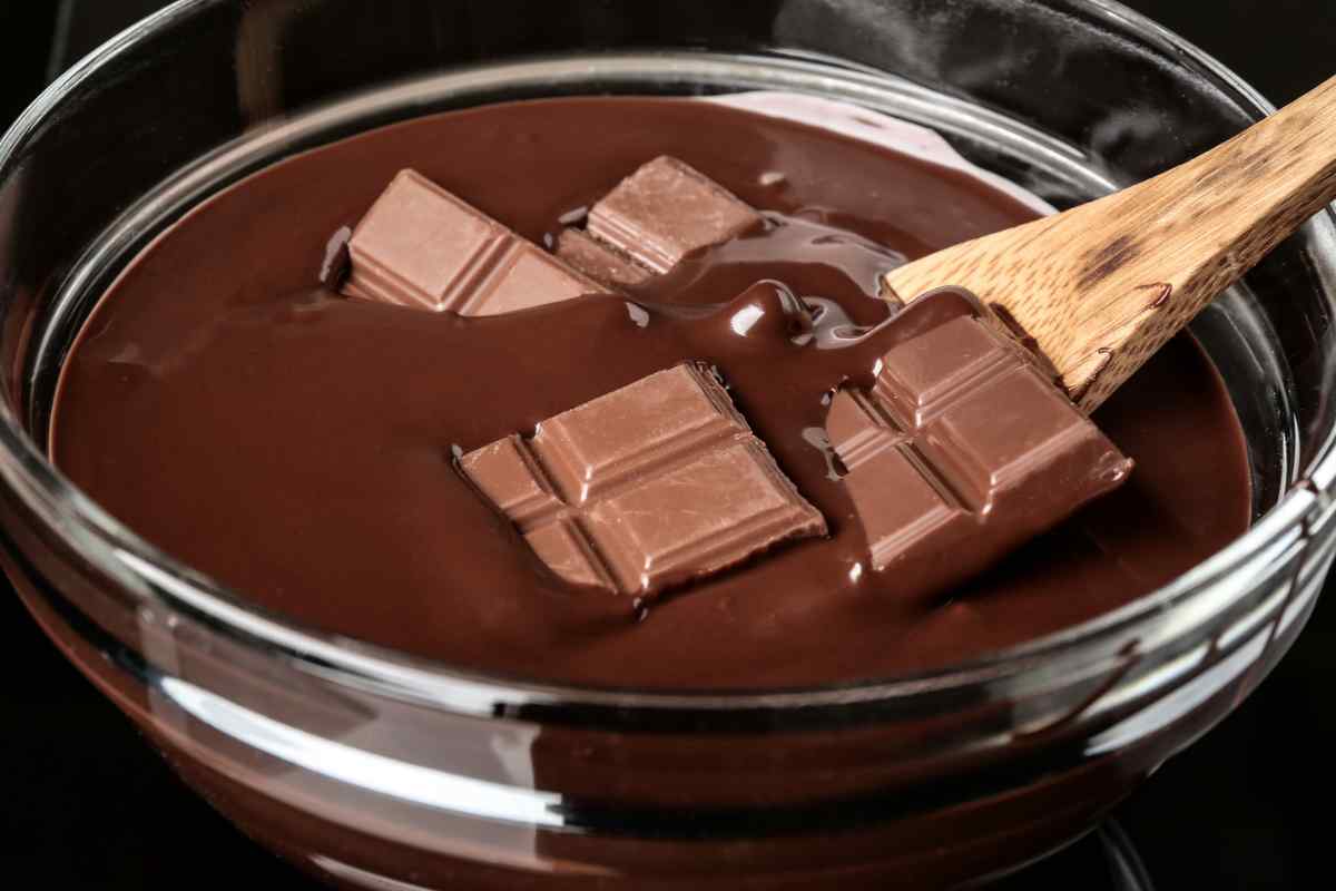 Cioccolato che si sta sciogliendo a bagnomaria
