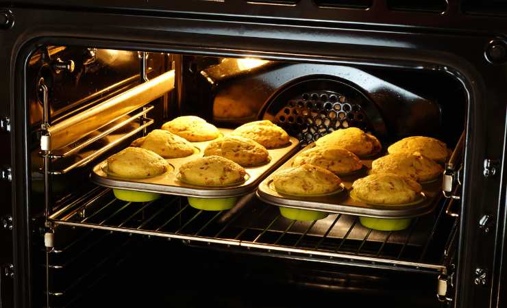 teglie di muffin in forno