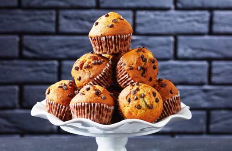 muffin con gocce di cioccolato sopra un'alzatina 
