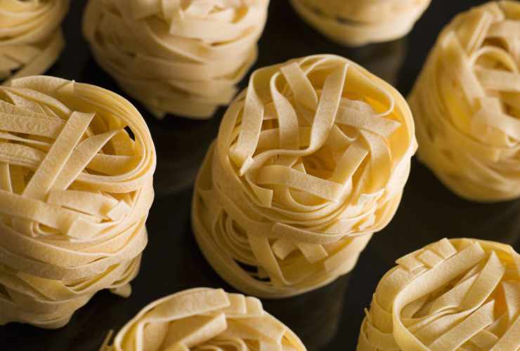 nidi di tagliatelle crude