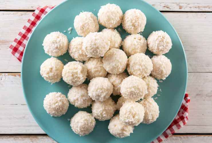 piatto con palline di cocco