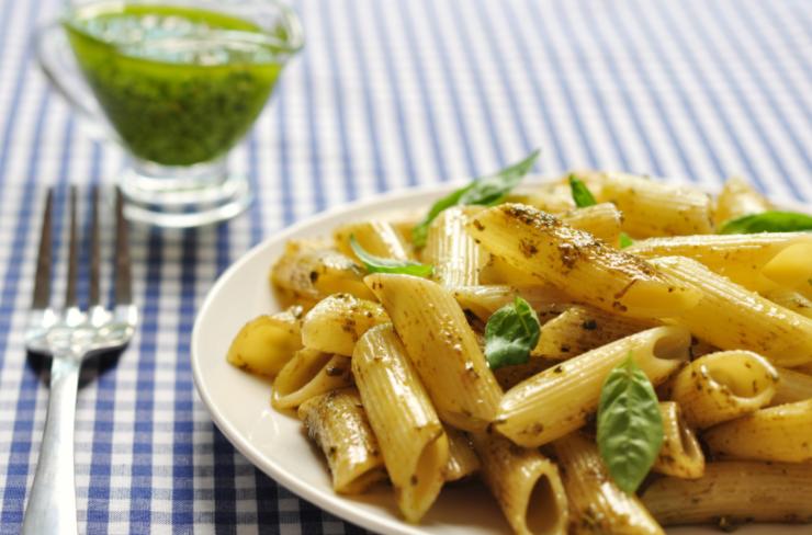 piatto di penne al pesto