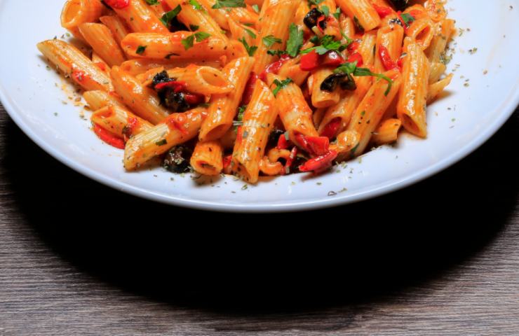penne con pesto di pomodori secchi e basilico e olive