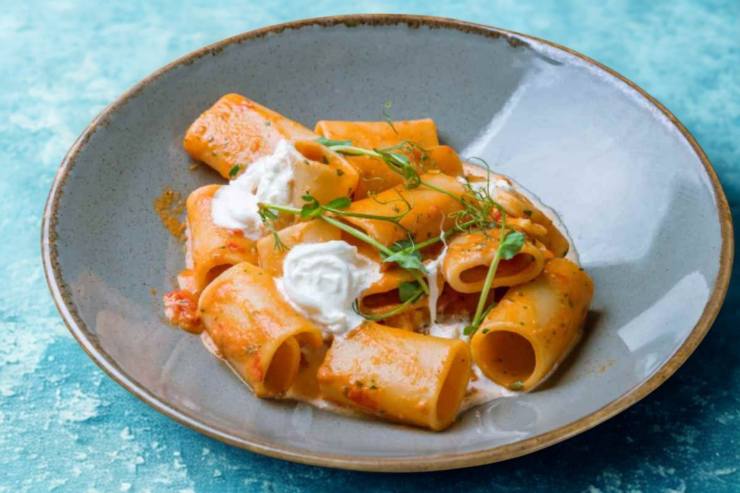 pasta con il sugo di pomodoro e formaggio cremoso