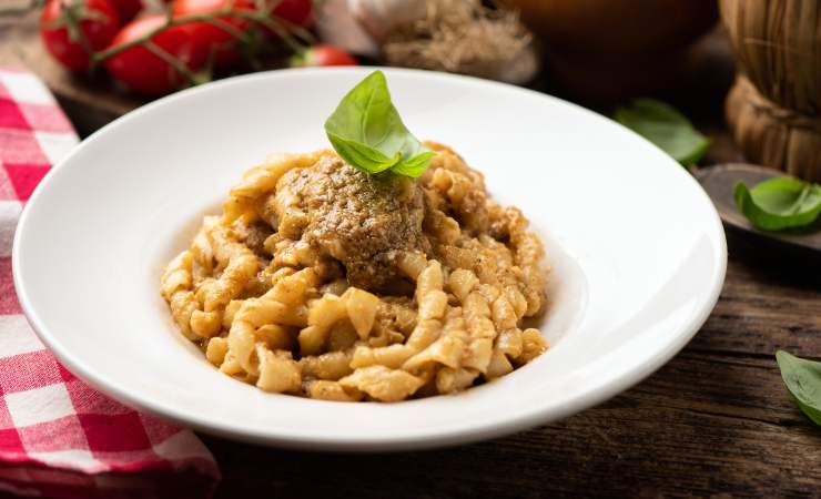 piatto di pasta con pesto di mandorle