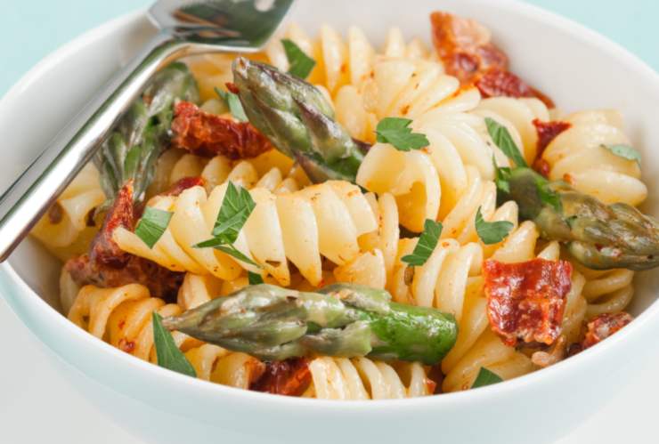 pasta con asparagi e pancetta in un piatto