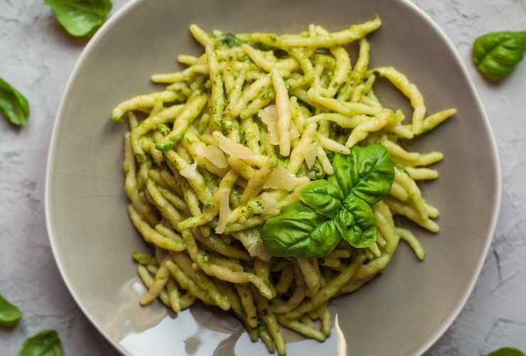 piatto con le trofie con il pesto alla genovese