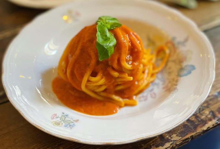 piatto di spaghetti con pomodoro e basilico