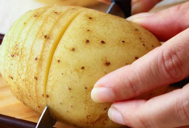 tagliare una patata