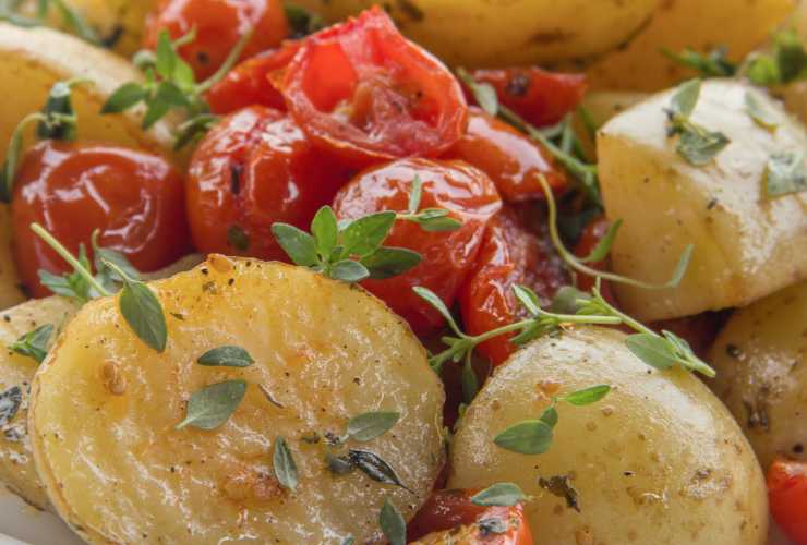 patate e pomodorini al forno ben conditi