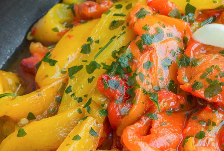 peperonata con basilico tritato