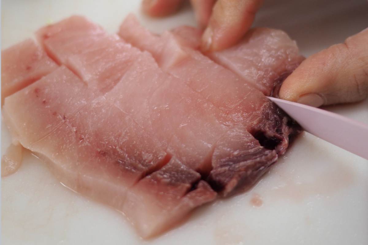 Persona che pulisce pesce spada