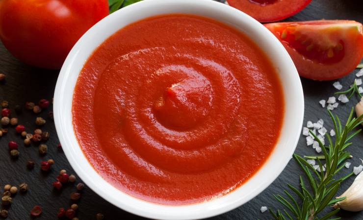 Passata di pomodoro in una ciotola