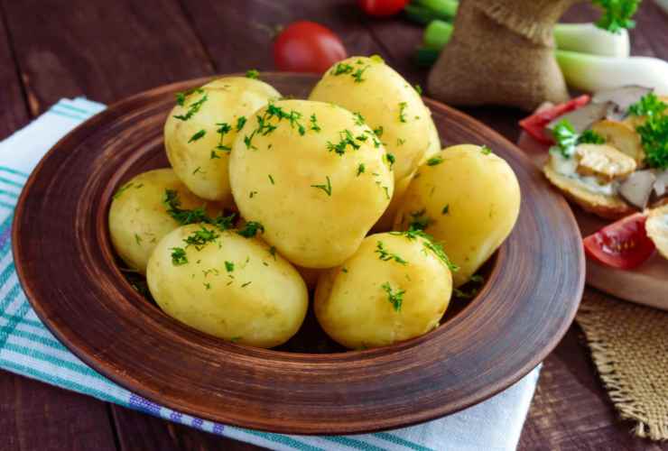 piatto con patate lesse