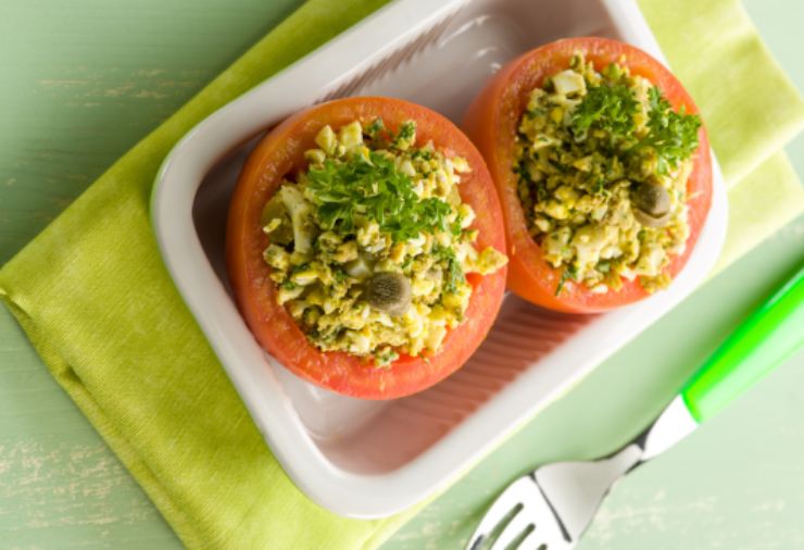 due pomodori ripieni con orzo e pesto