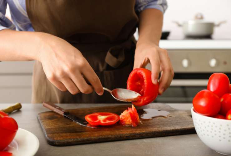 persona svuota i pomodori