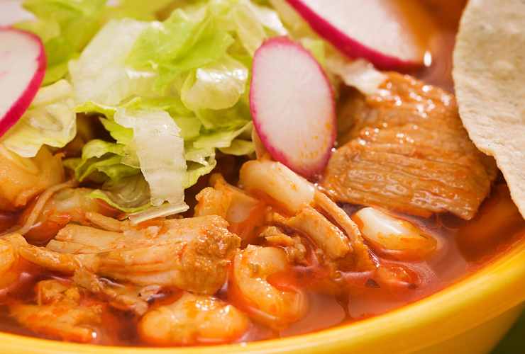 pozole con carne e verdure in ciotola