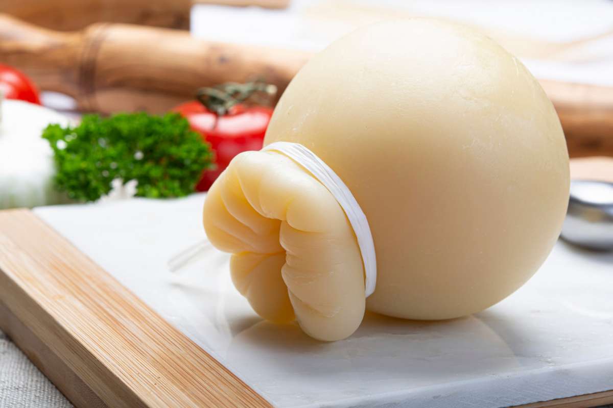 Provola intera su un tagliere