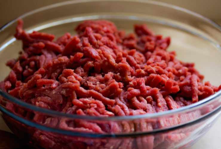 carne macinata dentro un recipiente
