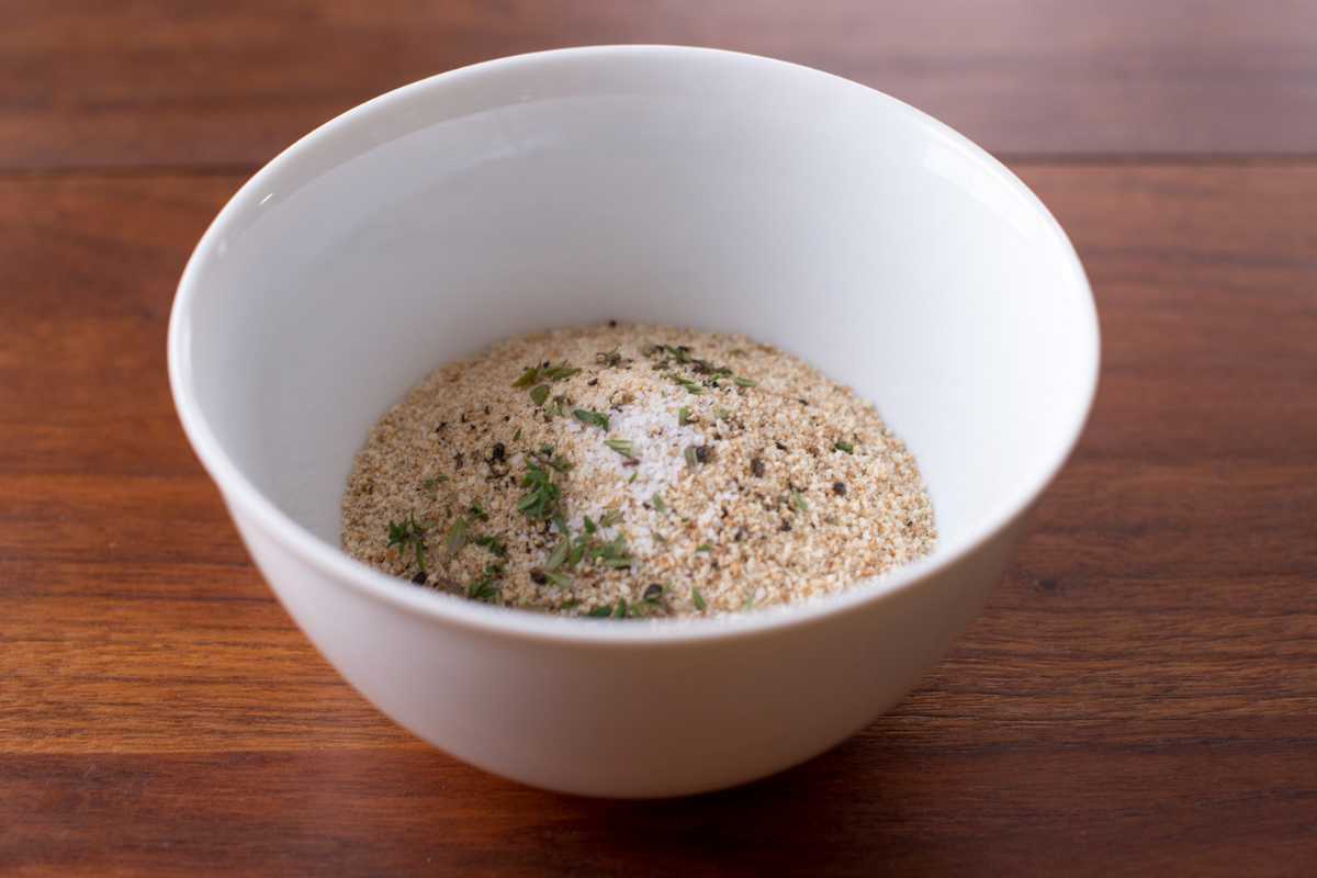 Ciotola con pangrattato, erbe aromatiche e sale