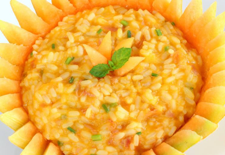 risotto al melone dentro mezzo melone