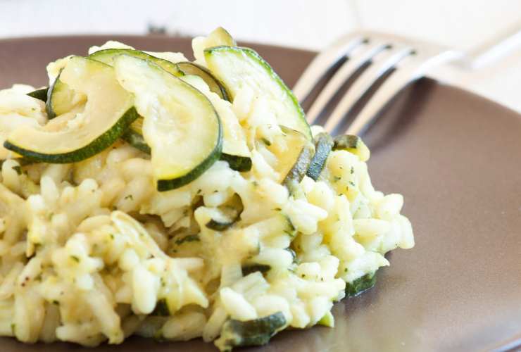 risotto con le zucchine nel piatto