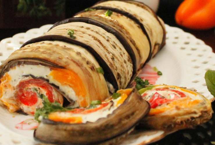 rotolo di melanzane ripieno di formaggio spalmabile e pomodoro
