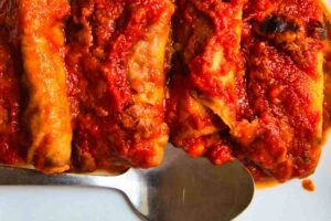 Fette di formaggio ricoperte dal sugo