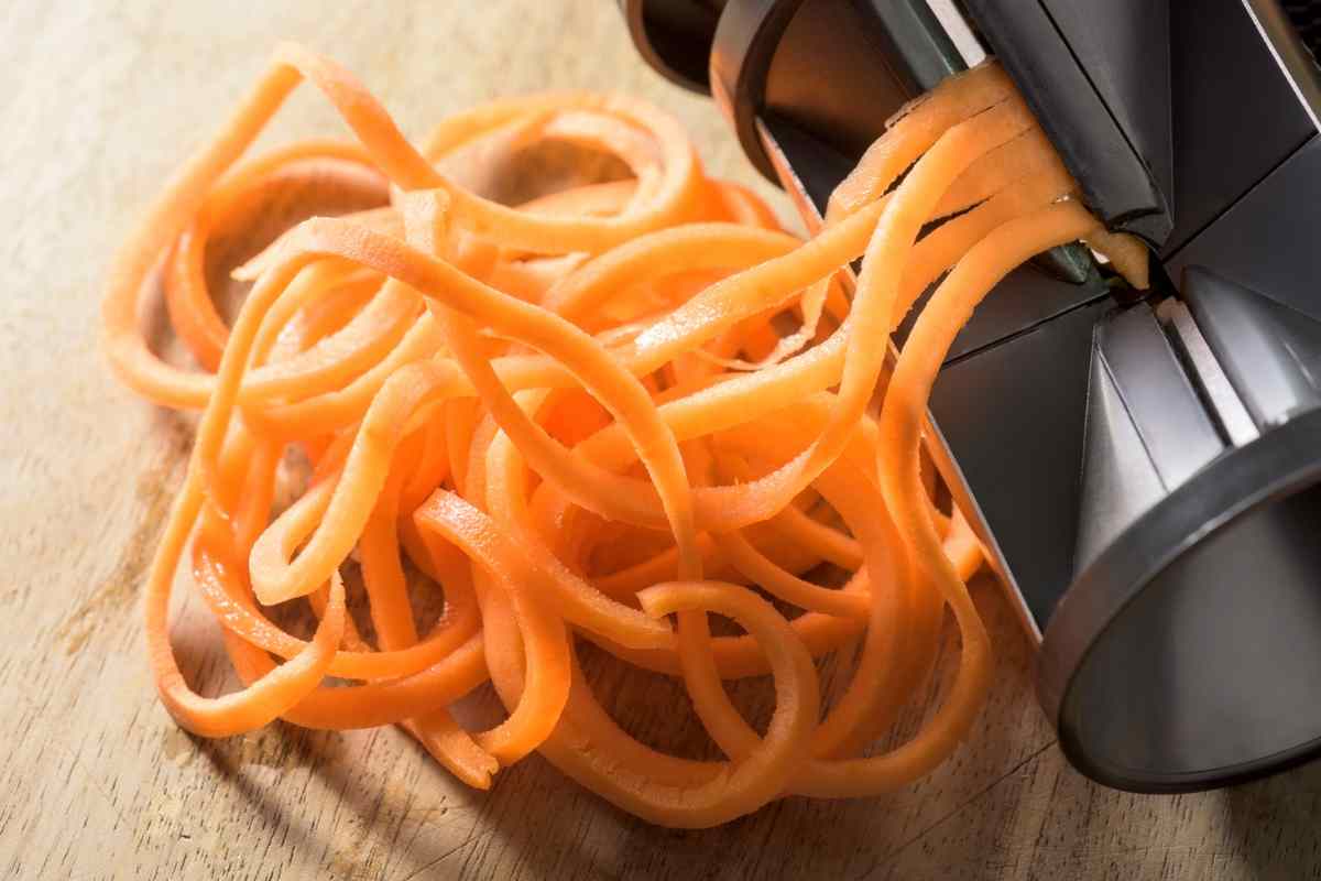 Tagliare le carote a spaghetti con spiralizzatore