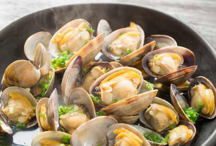 vongole in una pentola con prezzemolo