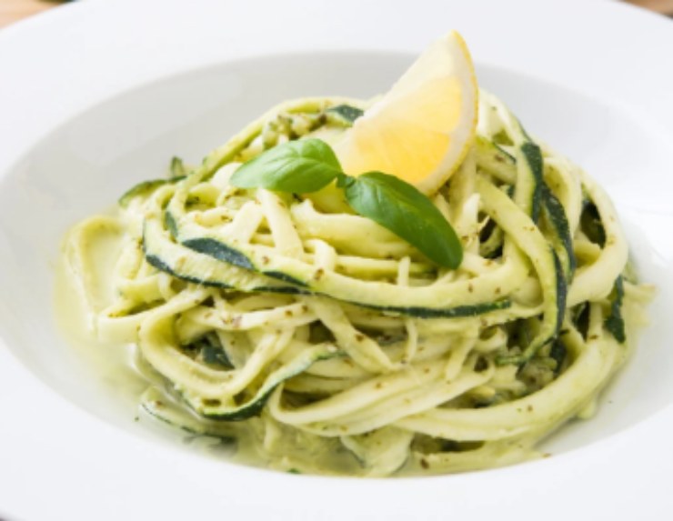 spaghetti di zucchine con sopra limone e basilico