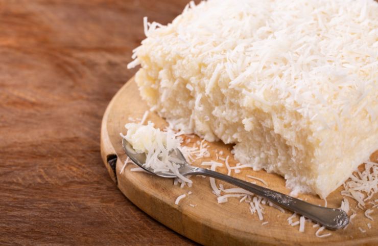 tiramisù al cocco con accanto un cucchiaino