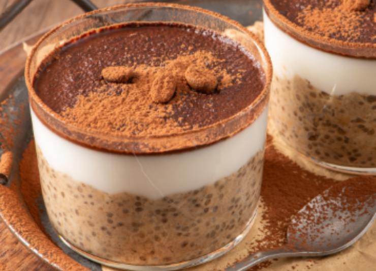 porridge al tiramisù dentro ad un bicchiere con sopra cacao e chicchi di caffè