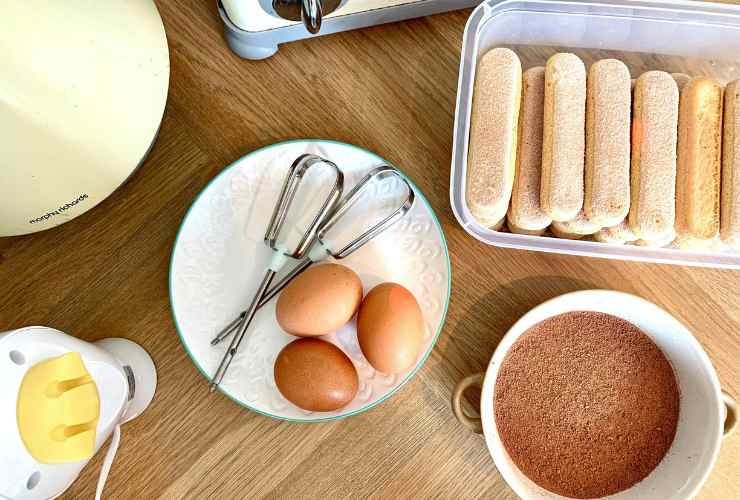 ingredienti per fare il tiramisù sul tavolo