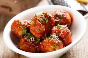 polpette al sugo in piatto bianco