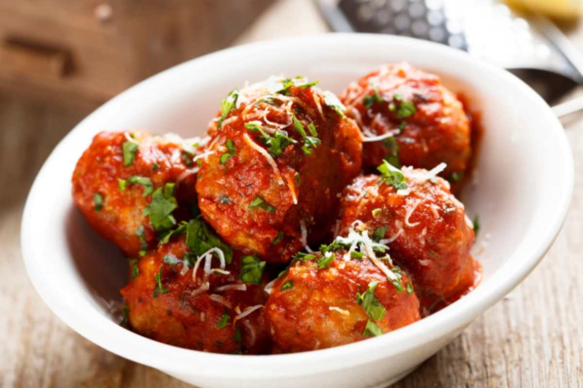 polpette al sugo in piatto bianco