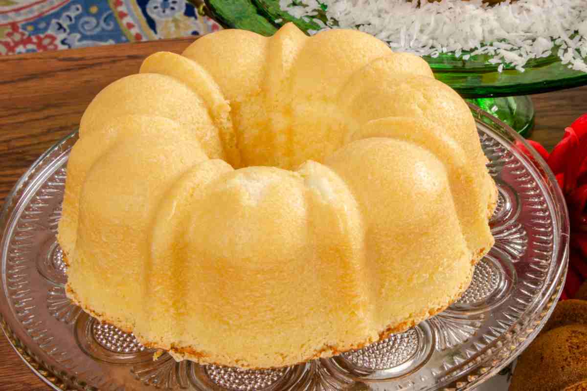 Ciambellone chiaro alla frutta su un vassoio