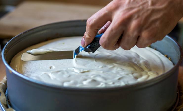 mano che livella superficie torta