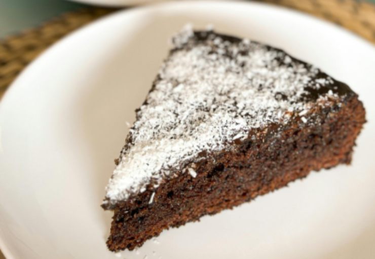 fetta di torta al cacao su un piatto
