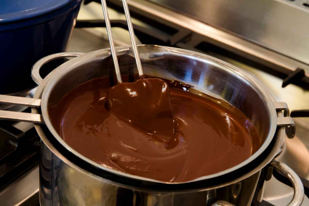 Cioccolato che viene sciolto a bagnomaria
