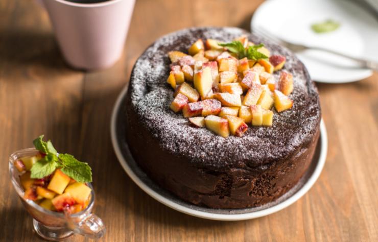 torta al cioccolato con delle pesche