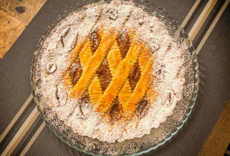 crostata intera con zucchero a velo