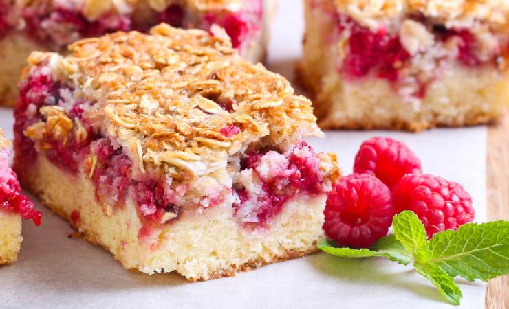 Porzione di crumble ai lamponi