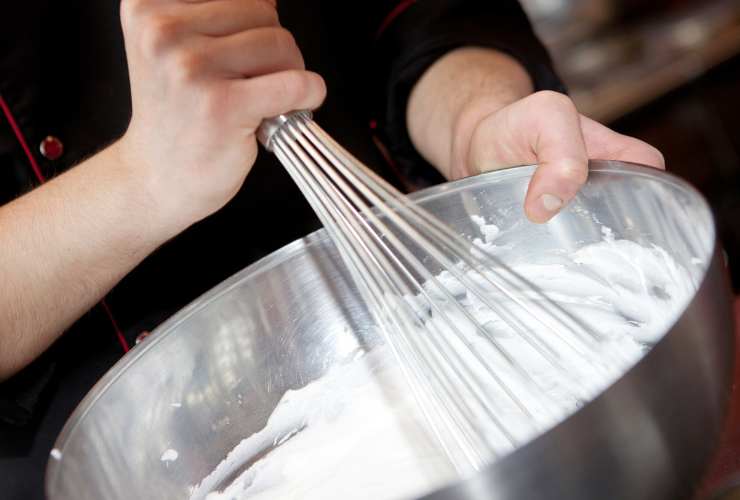 preparare la crema in una ciotola