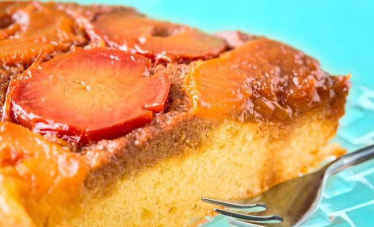 fetta di torta alle prugne