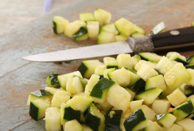 zucchina tagliata a cubetti e coltello