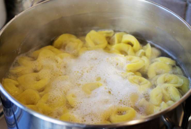 tortellini si cuociono nella pentola