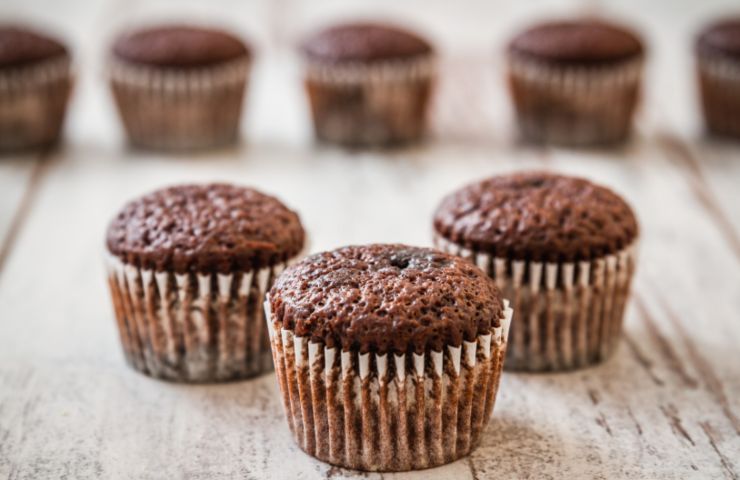 tortini al cacao dentro ai pirottini di carta