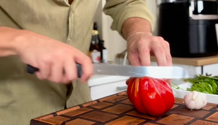 Fabio che taglia il pomodoro
